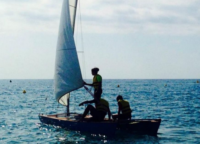 jovenes a contraluz en un velero.jpg